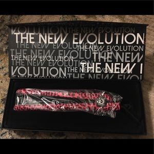 Brand NEW in box! Evalectric Classic Styler 1.25”